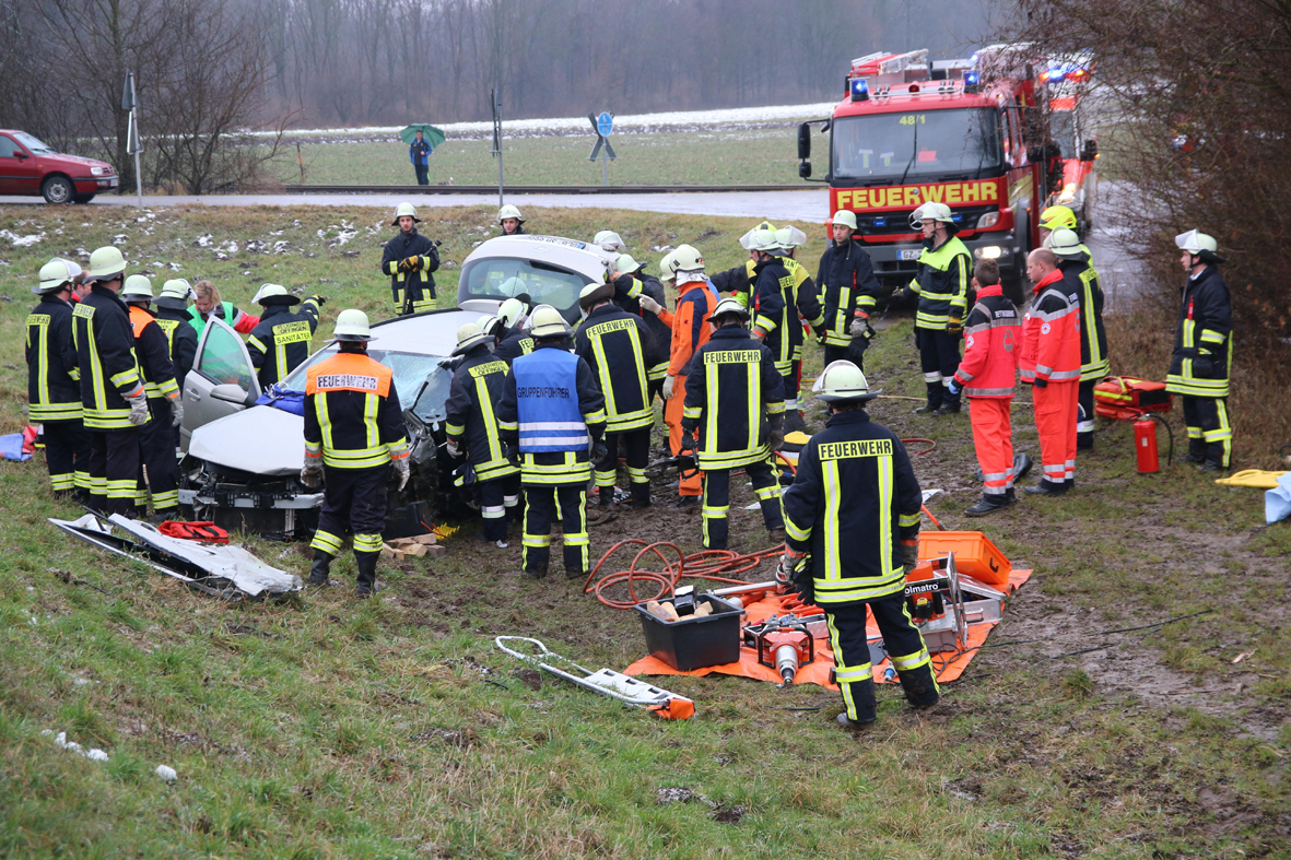02-02-2014 guenzburg grundremmingen unfall eingeklemmt  glatteis obeser new-facts-eu20140202 0003
